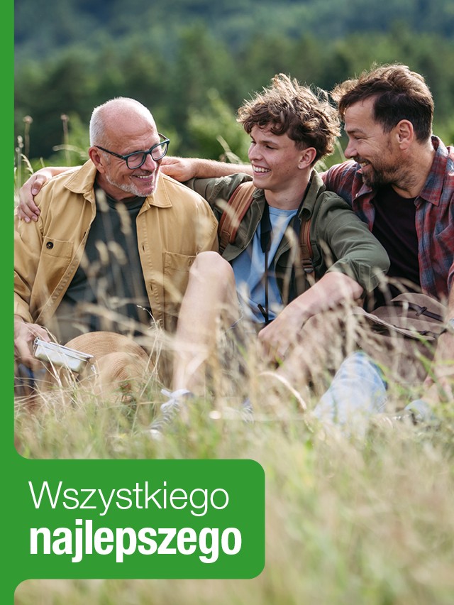 mężczyźni siedzący na polu